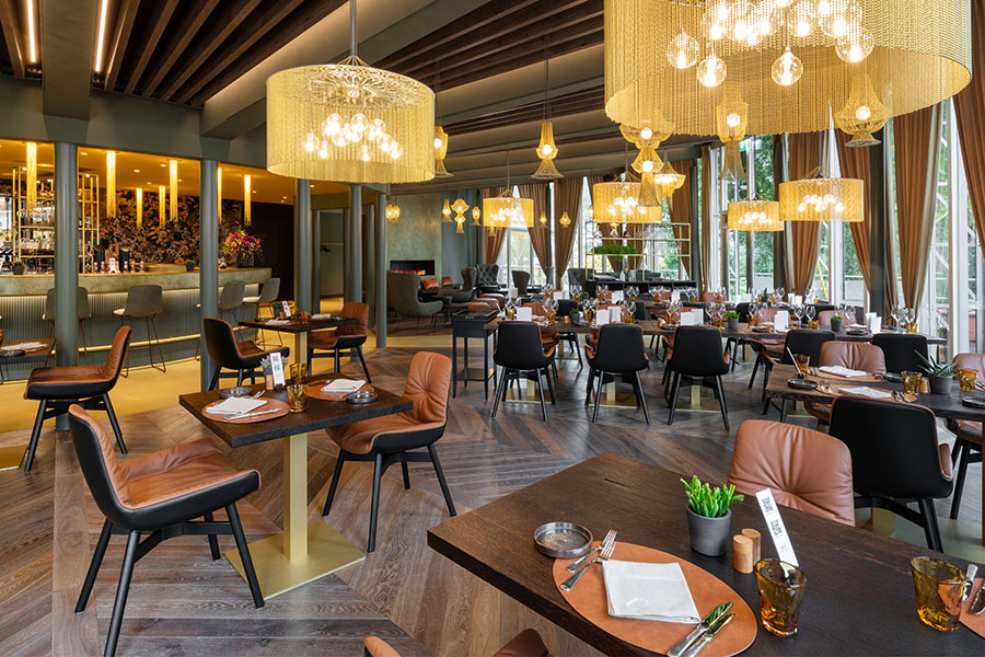 Parkett Nova Antica Club, franz. Fischgrat aus franz. Eiche Base fumé, gealtert, geölt weiss (© René Rötheli / Atelier West Architekten)