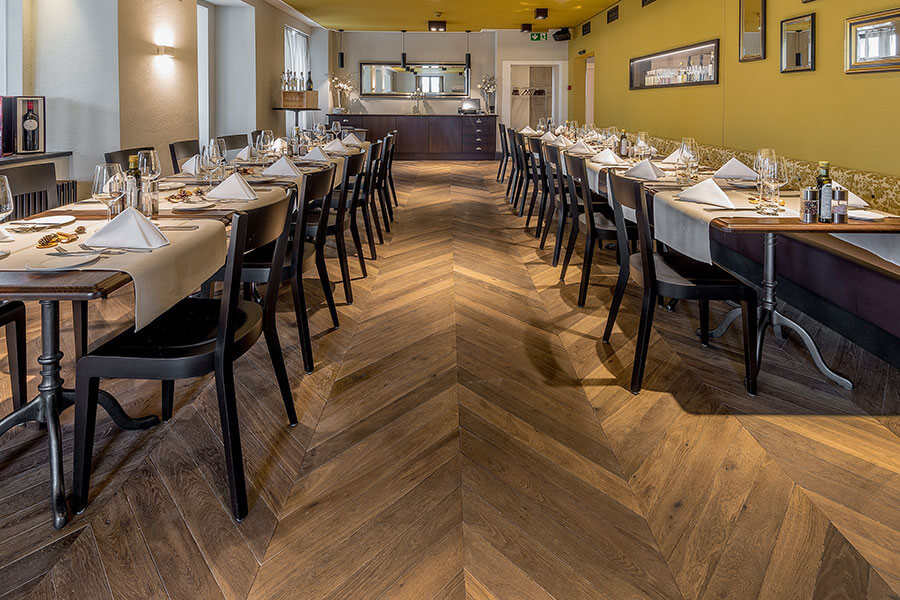 Parkett Nova Antica, Fischgrat, massives Stabparkett aus franz. Eiche Base fumé, gealtert, geölt natur