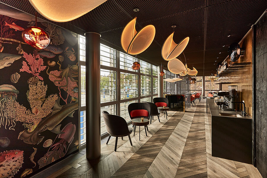 Parkett Nova Antica, Massivholzdiele, Fischgrat, franz. Eiche Base brut, premium, natur, sägeroh, werkgeölt, bois flottant, teilweise grau gespachtelt (© Tina Sturzenegger Fotografie)