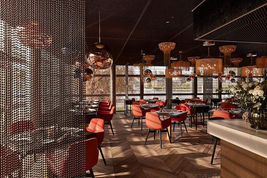 Parkett Nova Antica, Massivholzdiele, Fischgrat, franz. Eiche Base brut, premium, natur, sägeroh, werkgeölt, bois flottant, teilweise grau gespachtelt (© Tina Sturzenegger Fotografie)