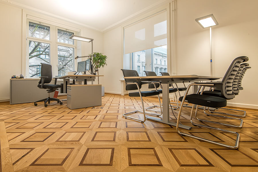 Parkett Nova Antica, massives Gehrfriestafelparkett aus franz. Eiche Base brut premium / Filet in amerik. Nussbaum, geölt natur