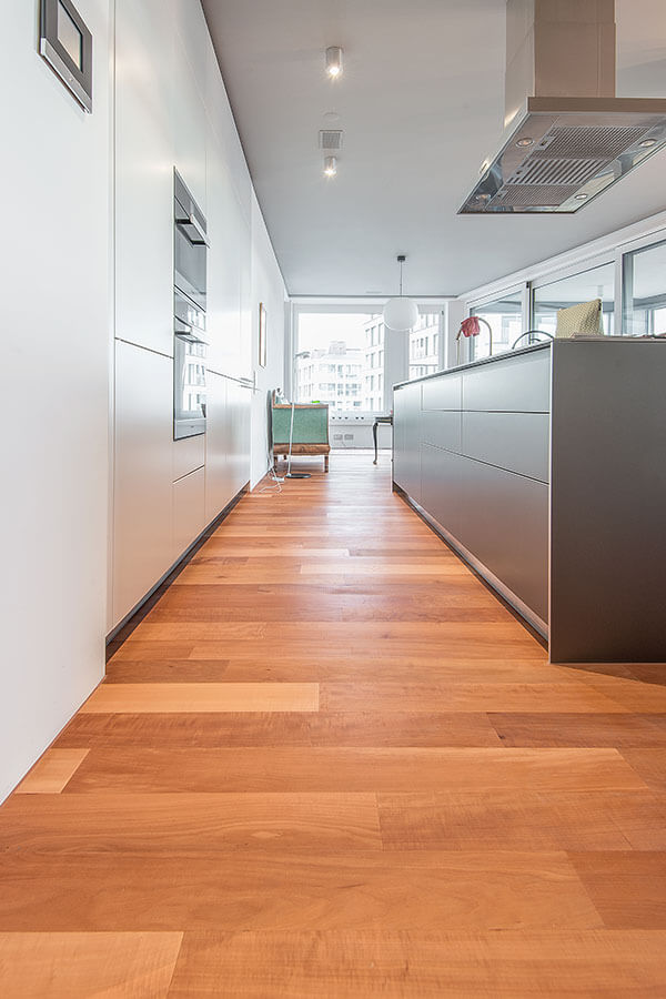 Parkett Nova Lontana, Riemenparkett 2-Schicht, Schweizer Birnbaum gedämpft, flammig, geölt natur