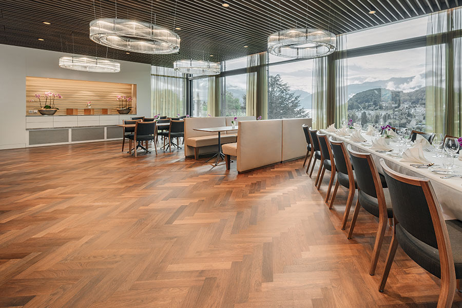 Parkett SkyLine Swiss Edition, Riemenparkett 2-Schicht, Fischgrat, Eiche VSOP, geölt natur