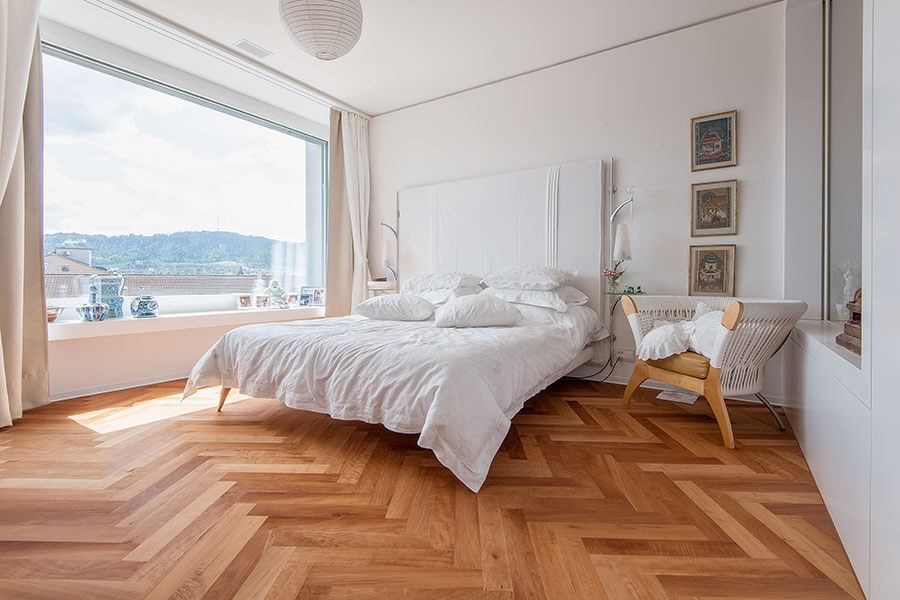 Parkett SkyLine Swiss Edition, Riemenparkett 2-Schicht, Fischgrat, Schweizer Birnbaum gedämpft, lebhaft, geölt natur